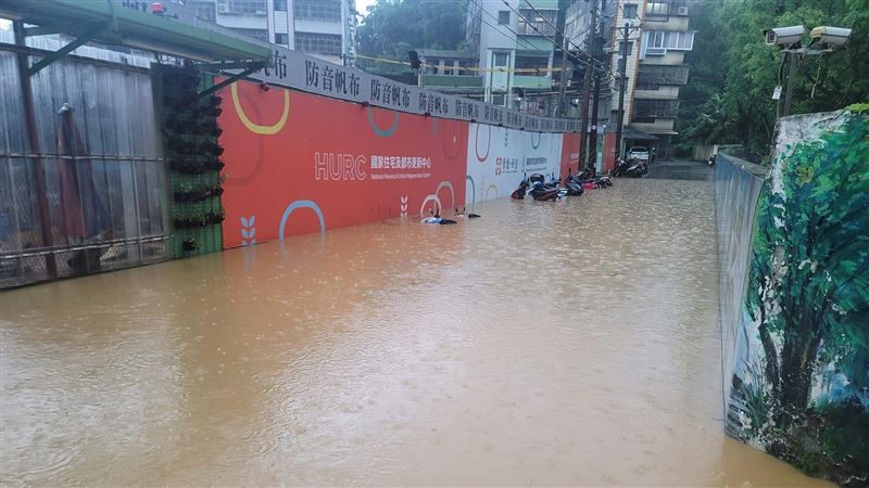 新北汐止大淹水　機車被淹沒畫面曝光