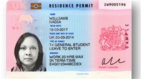 英國實體居留證自2024年4月起逐步退場，預計2025年全面E化。圖為英國「生物辨識晶片居留許可」（Biometric Residence Permits, BRPs）。（圖／翻攝自英國政府官網）