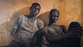 賽杜薩爾(左)與穆斯塔法‧法爾(右)首次出演大銀幕《少年的漂浪旅程》，即獲得國際許多好評。（圖／鴻聯國際提供）