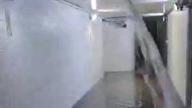  新北市永和地下道出現嚴重淹水情形，連天花板都在倒水。（圖／翻攝畫面）