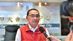 新北市災害應變中心強化三級開設，侯友宜赴市府9樓EOC關心各區大雨影響情形。