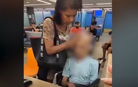 她帶叔叔辦貸款「扶頭抓筆」行員驚早斷氣（圖／翻攝ＹＴ）