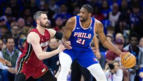 ▲恩比德（Joel Embiid）攻下全隊最高23分15籃板，帶領76人搶下東區第7席位。（圖／路透社／達志影像）