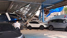 草屯農會飼料儲藏塔倒塌！水泥塊砸爆車廠