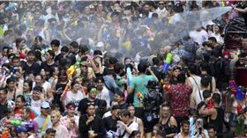 男子用消防水帶噴水。