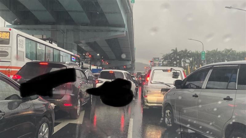 下大雨趕上班塞爆 她嘆:上不了交流道