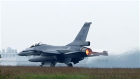 空軍F-16V戰機飛行員在最短時間上完成戰機的緊急起飛，執行隨時接戰共軍戰機。（記者邱榮吉／攝影）