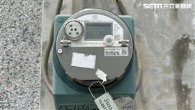 ▲桃園某家具行老闆娘為節省營業用電開銷，動歪腦筋改裝電表，透過電容器影響電費計量。（圖／記者陳弘逸攝影）