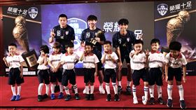 安聯小世足歷任獲邀出國受訓球星與小小球員。（圖／迷你足球協會提供）