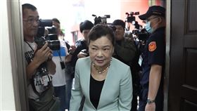 王美花赴立院經濟委員會備詢桃園連續兩天4度停電，桃園市長張善政批評蔡政府能源政策荒腔走板。經濟部長王美花（前）18日應邀赴立法院經濟委員會列席備詢，會前受訪表示，桃園停電事故是配電設備損壞，與供電完全沒關，希望大家就事論事。中央社記者徐肇昌攝  113年4月18日