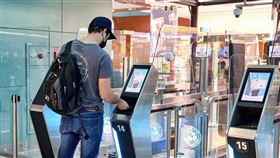 Skytrax公布2024年最佳百大機場評選結果，桃園國際機場排名全球第66名，證照查驗、安檢、行李遞送、乾淨機場躋身全球前10名。
2. 機場公司偕同警政署航空警察局、移民署國境事務大隊、關務署臺北關等CIQS單位，致力打造旅客高效率、智慧化以及親切的通關服務，其中最佳證照查驗獲全球第5。（圖／桃園機場公司提供）