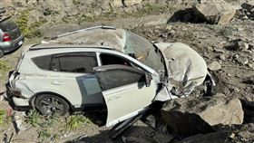 Eva車子被花蓮落石砸中。（圖／翻攝畫面）