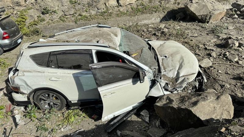 車子被強震落石砸爛　她還原生死一瞬間