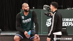 ▲「表弟」卡森斯（DeMarcus Cousins）返台首次練球。（圖／記者劉彥池攝影）