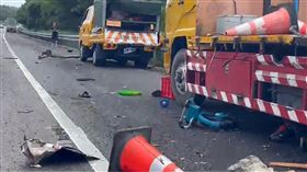 新／國3苗栗段緩衝車遭撞　2工人受困車底（圖／翻攝畫面）