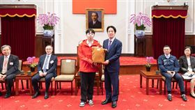 副總統賴清德今（18）日接見第24屆「台新青少年志工菁英獎」傑出志工獎得主。（圖／總統府提供)