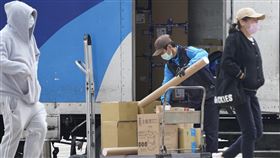 國民黨團提修法  鼓勵企業加薪國民黨立法院黨團提出公司法、證券交易法及中小企業發展條例等修法草案，呼籲朝野立委一起支持，儘速改善國內低薪情況，也呼籲政府拿出具體方案改善低薪問題，讓經濟發展全民共享。圖為貨運司機13日在台北車站一帶送貨。中央社記者徐肇昌攝  112年3月13日