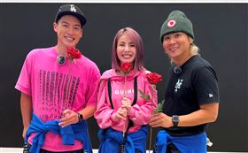 許孟哲（左起）、徐小可收夢中情人王仁甫送上玫瑰花（圖／中視提供）