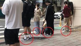 網友拍下許多穿著「國民潮鞋」的民眾在等紅燈。（圖／翻攝自路上觀察學院臉書）