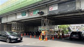 福和橋遭超高車輛撞擊結構毀損，新北市府緊急封閉部分車道。（圖／新北市工務局提供）