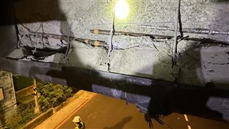 聯結車自撞重創福和橋　今封閉車道搶修