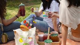 指定門市消費葡萄初戀季系列飲品贈送KINGJUN野餐周邊。（圖／品牌業者提供）