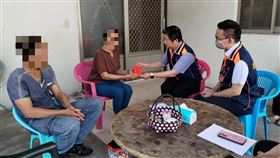 行政執行署花蓮分署募款助地震罹難司機花蓮強震造成嚴重傷亡，法務部行政執行署花蓮分署得知吳姓義務人上班途中遭落石擊中身亡後，分署愛心社發起捐助活動，17日由分署長王金豐（右2）等人前往致贈慰問金及募得款項，盼助家屬度過眼前難關。（行政執行署花蓮分署提供）中央社記者張祈傳真  113年4月18日
