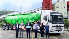 台灣通運引進43噸電動曳引車，成為目前台灣引進最多電動載具類型的物流公司，致力協助客戶減少範疇三碳排，同時降低台灣公路運輸碳排。