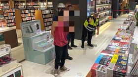 24歲王姓男子攜帶10公升汽油前往勤美誠品商場，於3樓潑灑汽油意圖縱火遭警方逮捕。（圖／翻攝畫面）