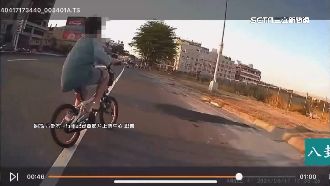 驚！男童騎單車困快車道　熱心騎士護切道