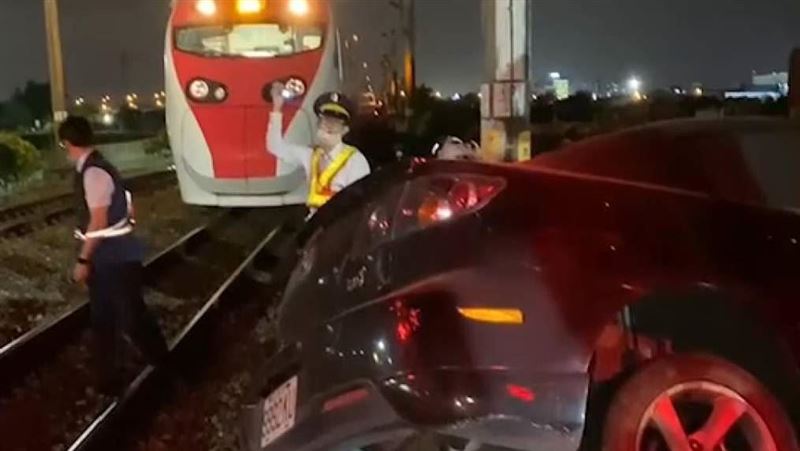 「汽車闖入平交道」普悠瑪急煞　驚險退回