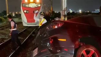 「汽車闖入平交道」普悠瑪急煞　驚險退回