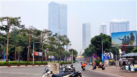 河內市生活成本全越南最高越南首都河內市（圖）近年來經濟快速發展，生活成本愈來愈高，比南部的胡志明市還要貴。河內市穩坐越南最貴城市寶座，許多民眾受不了當地物價、房租，選擇回到外省老家過日子。中央社記者陳家倫河內攝  113年4月18日