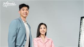 高雄全家海神領隊侯嘉騏(右)與胡瓏貿(左)為百貨型錄進行封面拍攝。（圖／高雄全家海神提供）