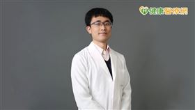 臺中榮民總醫院血液腫瘤科廖柏崴醫師骨髓纖維化常見的症狀包括疲勞、夜間盜汗、容易有飽腹感、搔癢、腹部不適、注意力下降、廣泛性的骨頭疼痛等等，這些症狀容易被誤解為其他疾病的症狀。