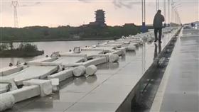 現場石頭碎片也灑落一地，有稍微造成人行道「通行受阻」。（圖／翻攝自搜狐）