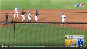 ▲中信兄弟、富邦悍將夾殺大亂套，主播錢公崩潰。（圖／翻攝自CPBLTV）