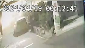 高雄民宅氣爆瞬間畫面曝光。（圖／翻攝畫面）