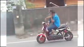 彰化埤頭鄉一名男子騎車翹腳講手機，全程靠右腳催油門。（圖／翻攝爆料公社二社）