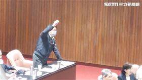 民進黨立委吳秉叡投錯票。(圖/記者陳怡潔攝影)