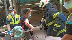 豬肉攤，26歲女子右手掌捲入絞肉機，5指全斷，搶救(圖／翻攝畫面)