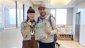 加籍情侶花蓮地震遭落石砸傷  治療後順利出院加拿大籍情侶布蘭敦（Brandon）（右）和莉莉亞（Lelia）（左）在花蓮強震時遭落石砸傷，頭部、左腳踝及胸椎骨折，經治療後恢復良好，18日順利出院。（花蓮慈濟醫院提供）中央社記者張祈傳真  113年4月19日