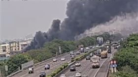 雲林蔬果冷凍倉庫起火！黑煙侵襲國道