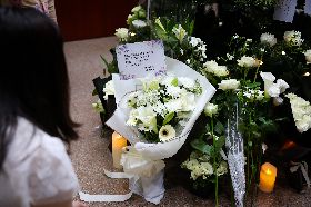 法官墜樓身亡　民眾獻白花追悼