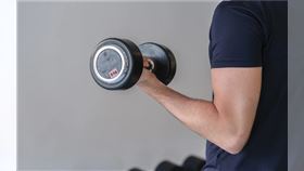 有網友為了健身上網選購背心，卻在蝦皮商品評論區看到不雅照。（示意圖／pixabay）