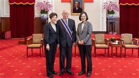 蔡英文頒授台積電創辦人張忠謀「中山勳章」（圖／總統府提供）