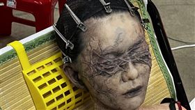 白癡公主為了《鬼天廈》接受「死不瞑目妝」的特化。（圖／華映娛樂提供）