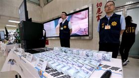 外稿勿用！！警方公布查獲詐團贓款和電信器材，相較每年近90億元詐騙財損，只是杯水車薪。（圖／報系資料照）

