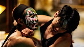 宋柏緯（右）在《環南時候》首次化身乩童令人驚艷。（圖／CATCHPLAY提供）