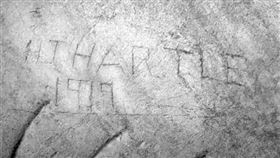 南京明孝陵神功聖德碑上發現英文塗鴉。(圖／金陵晚報)
